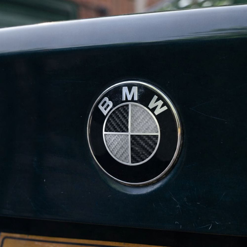 Insignia BMW carbono 74 MM para maletero serie 2, 3, 4.