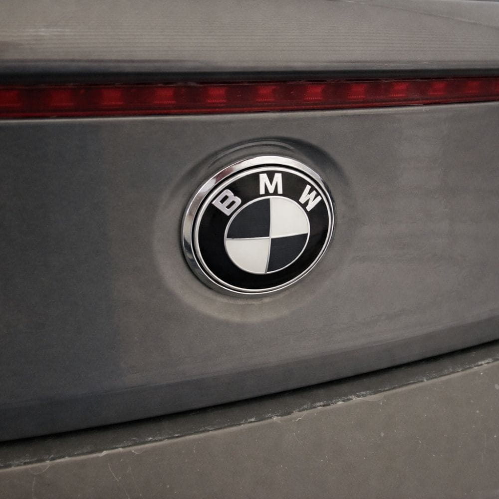 Insignia BMW Blanca y negra 82 MM para capó o maletero