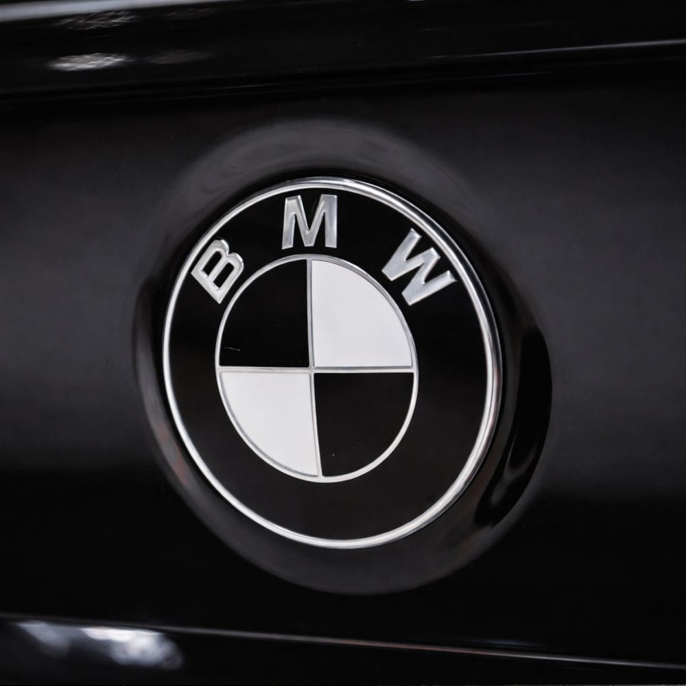 Logo BMW 74 MM Blanco y negro para portón trasero