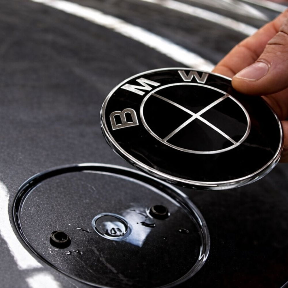 Emblema BMW completamente negro de 82 mm para capó o maletero