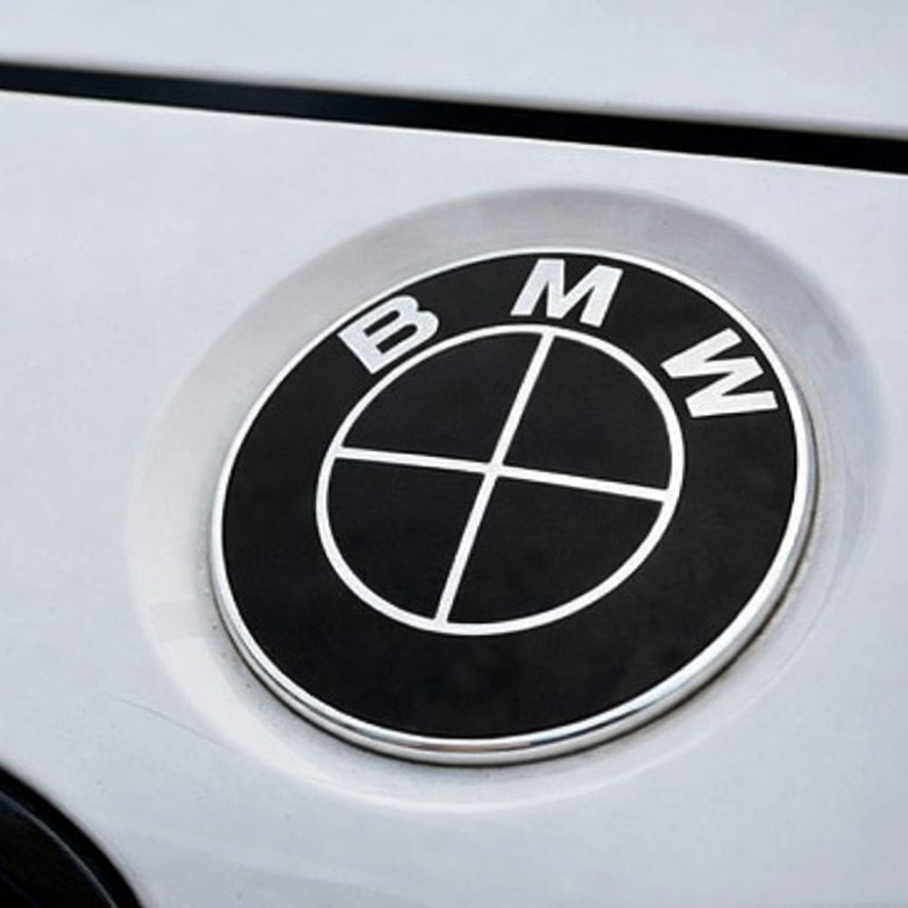 Insignia BMW para capó o portón trasero de 82 mm en color negro