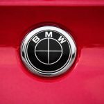 Insignia BMW para capó o portón trasero de 82 mm en color negro