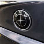 Insignia BMW 74 MM estilo Full Black para maletero de BMW