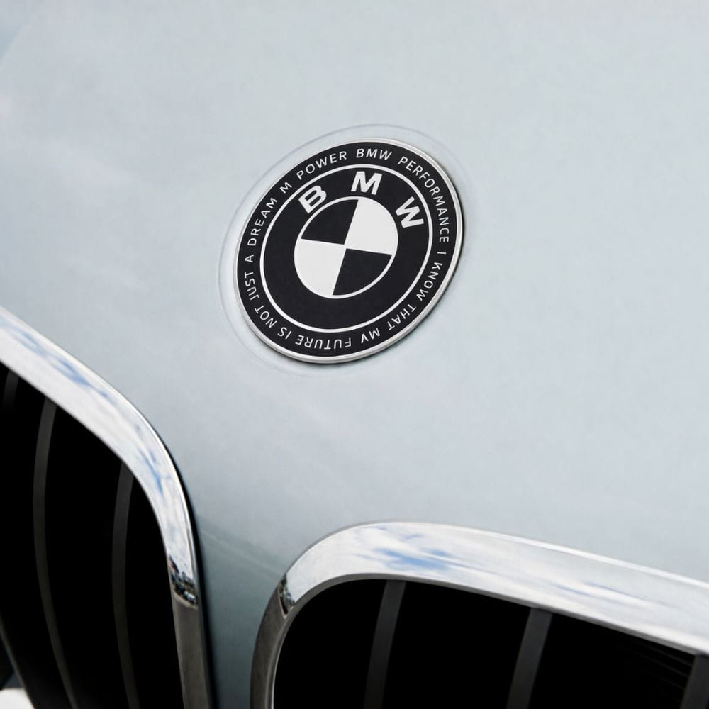 Insignia BMW PERFORMANCE I KNOW THAT MY FUTURE IS NOT JUST A DREAM M POWER de 82 MM para capó o maletero