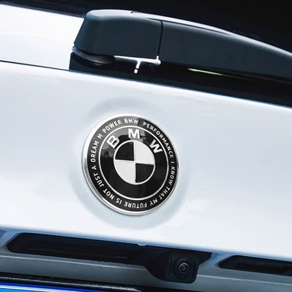 Insignia BMW PERFORMANCE I KNOW THAT MY FUTURE IS NOT JUST A DREAM M POWER de 82 MM para capó o maletero