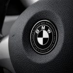 Emblema BMW blanco y negro edición especial con letras; BMW PERFORMANCE I KNOW THAT MY FUTURE IS NOT JUST A DREAM M POWER de 45 MM