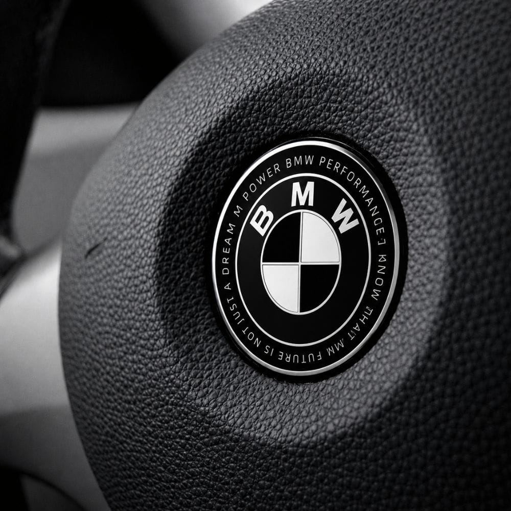 Emblema BMW blanco y negro edición especial con letras; BMW PERFORMANCE I KNOW THAT MY FUTURE IS NOT JUST A DREAM M POWER de 45 MM