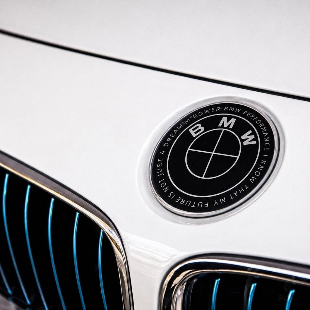 Insignia BMW PERFORMANCE I KNOW THAT MY FUTURE IS NOT JUST A DREAM M POWER de 82 MM para capó o maletero