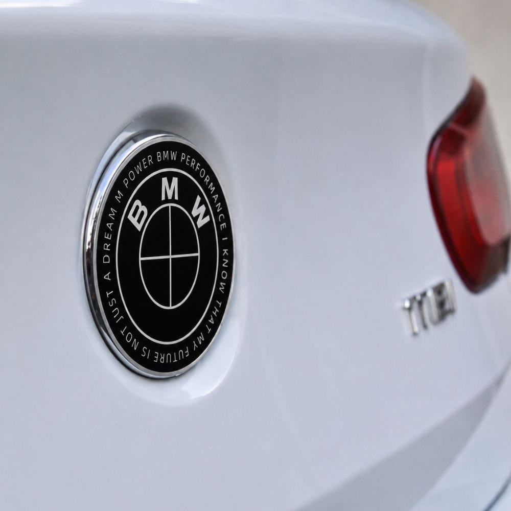 Insignia BMW PERFORMANCE I KNOW THAT MY FUTURE IS NOT JUST A DREAM M POWER de 82 MM para capó o maletero