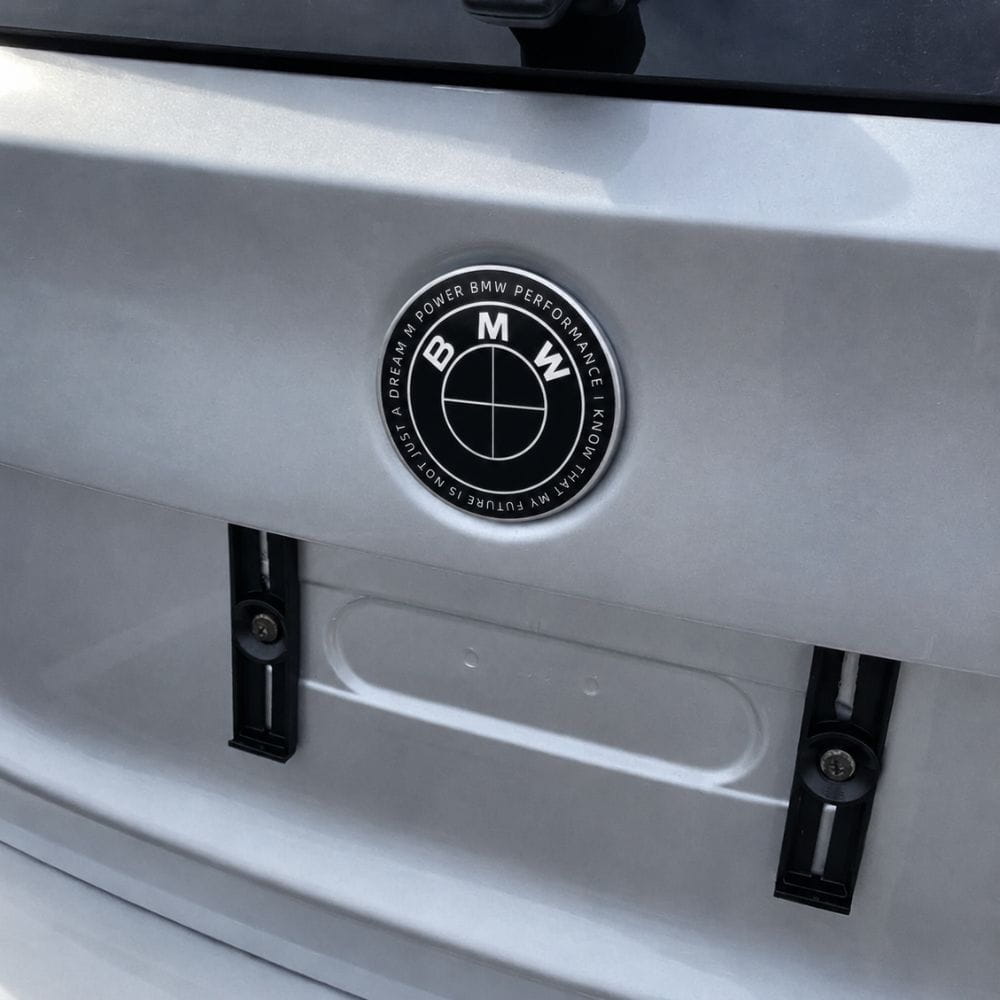 Emblema BMW estilo Full Black edición especial con letras; BMW PERFORMANCE I KNOW THAT MY FUTURE IS NOT JUST A DREAM M POWER