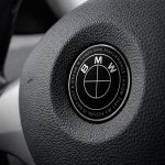 Emblema BMW negro edición especial con letras; BMW PERFORMANCE I KNOW THAT MY FUTURE IS NOT JUST A DREAM M POWER de 45 MM