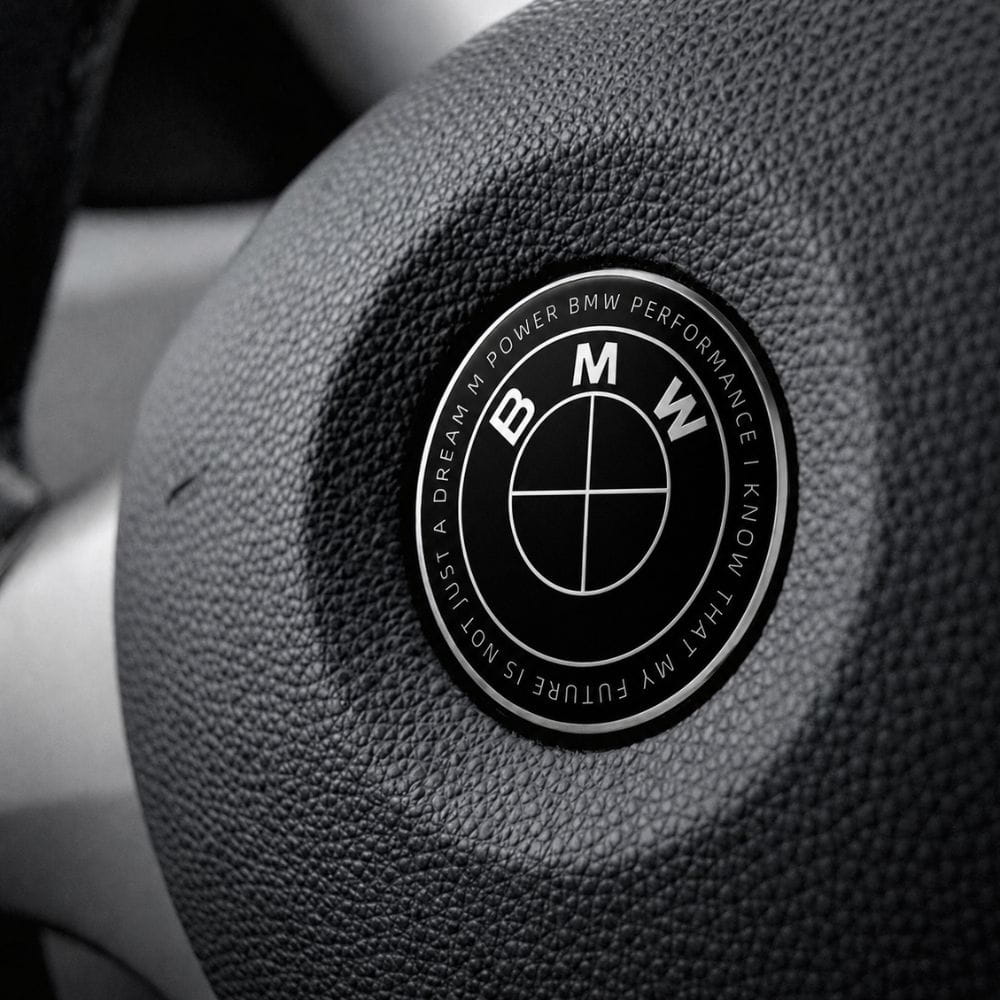 Emblema BMW negro edición especial con letras; BMW PERFORMANCE I KNOW THAT MY FUTURE IS NOT JUST A DREAM M POWER de 45 MM