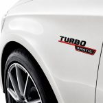 Emblema TURBO 4MATIC para aletas laterales negro brillo y rojo con AMG cromado