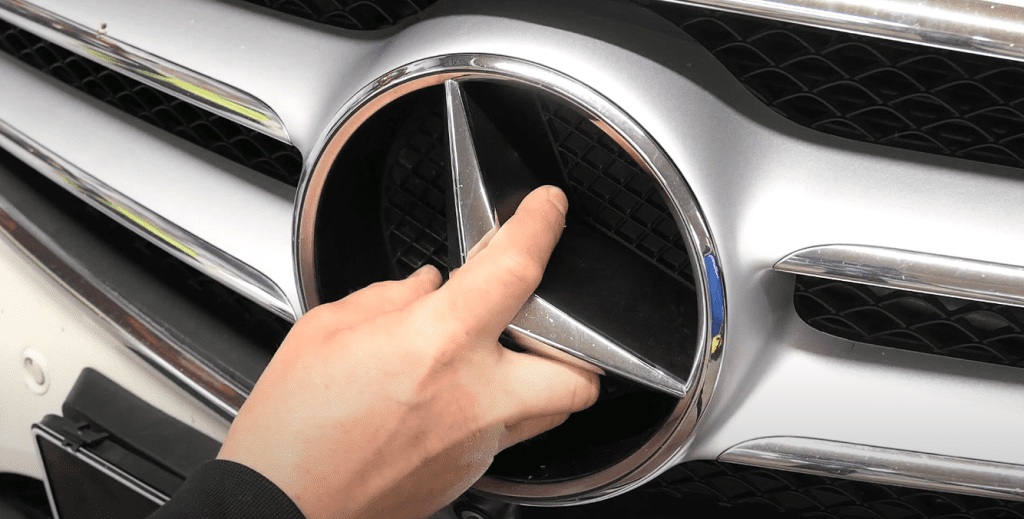 Estrella Mercedes para parrilla: ¿Como se quita?