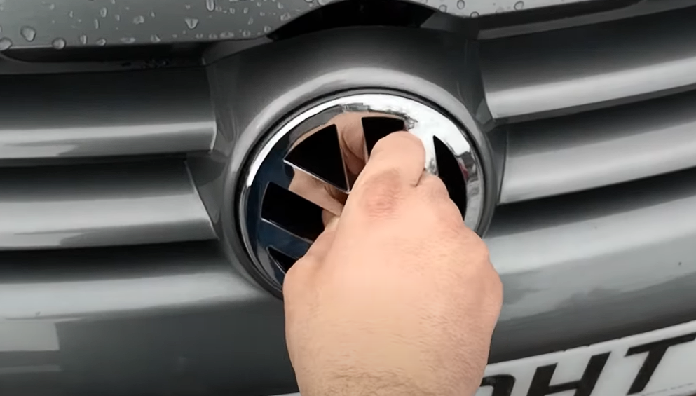 Como quitar el emblema Volkswagen fácilmente