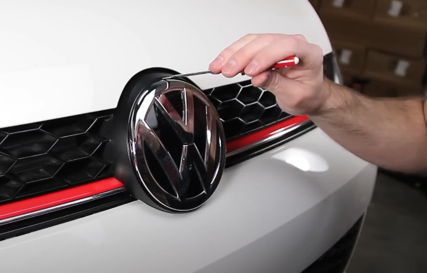 Como quitar el emblema Volkswagen Golf