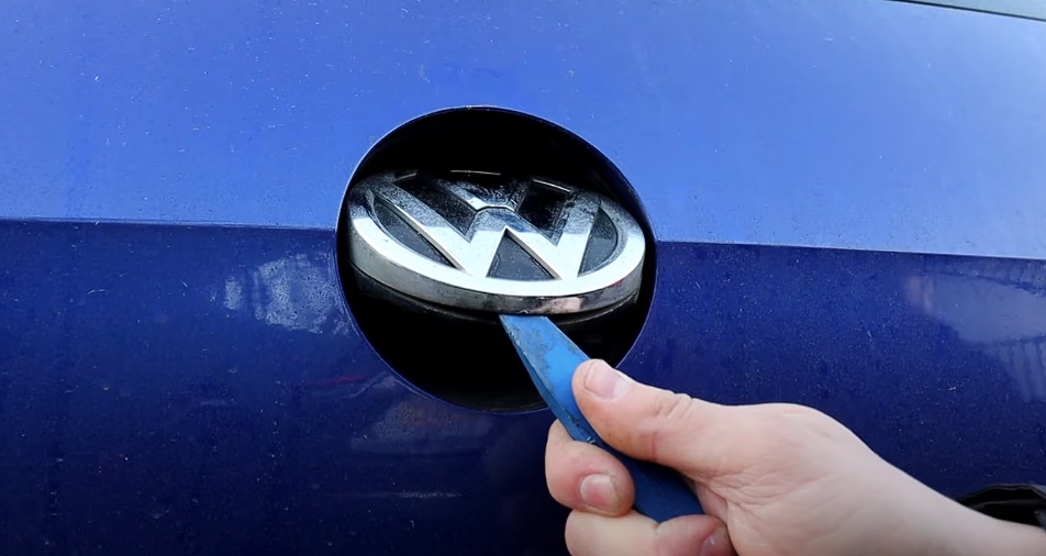 Reemplazar logo Volkswagen Golf trasero