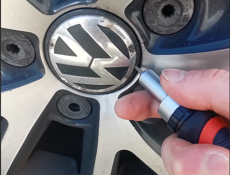 Como se cambian las insignias Volkswagen para llantas