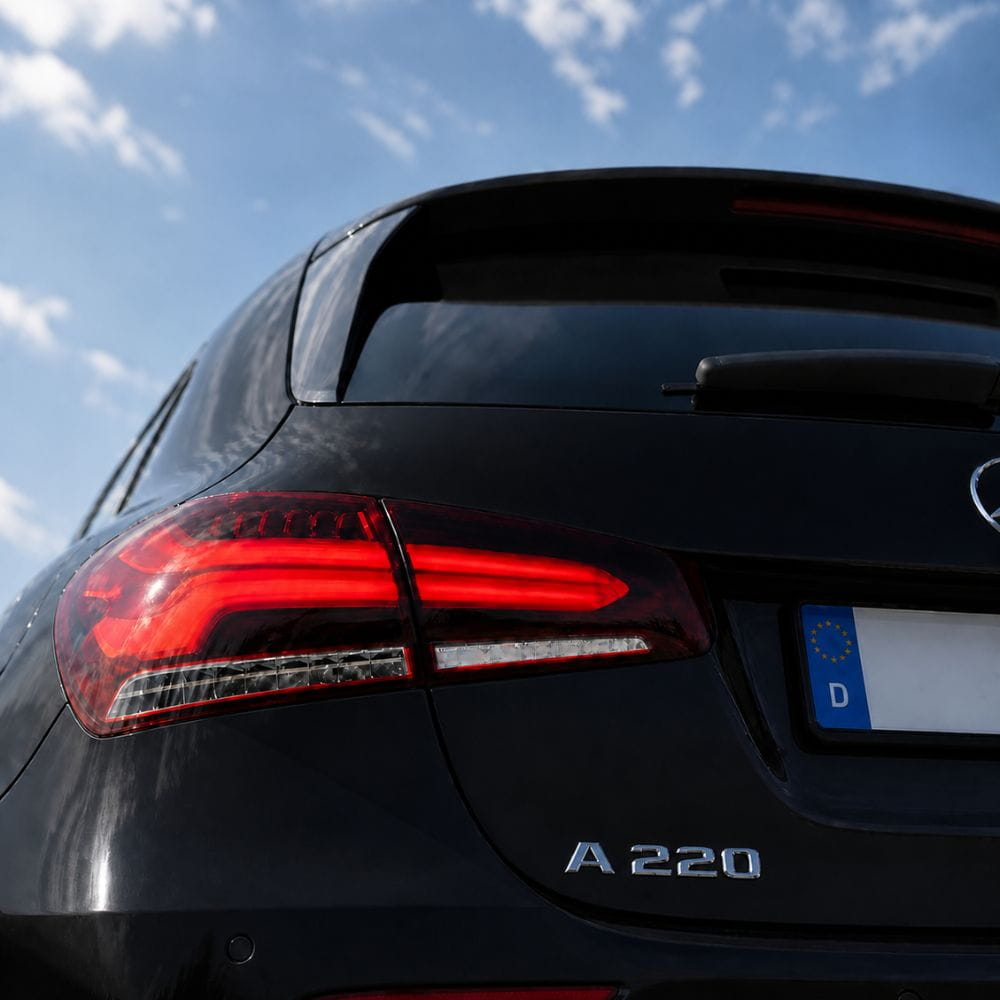Insignia A220 cromada para portón trasero de Mercedes