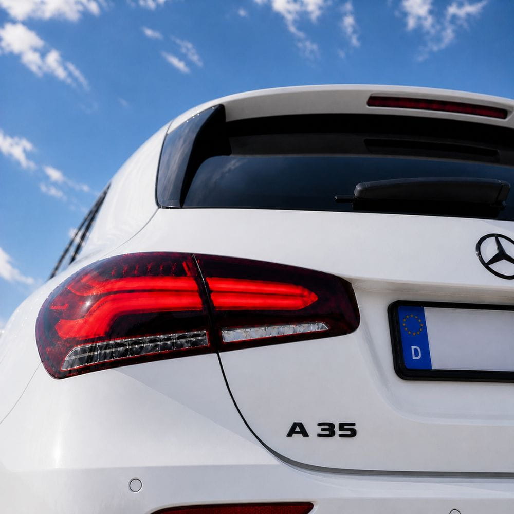 Insignia A45 negro para portón trasero de Mercedes