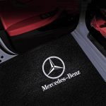 Luces de cortesía para puerta con logo Mercedes Benz proyectado en blanco