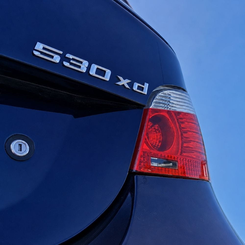 Insignia 530xd plateada para portón trasero de BMW E60 y E61