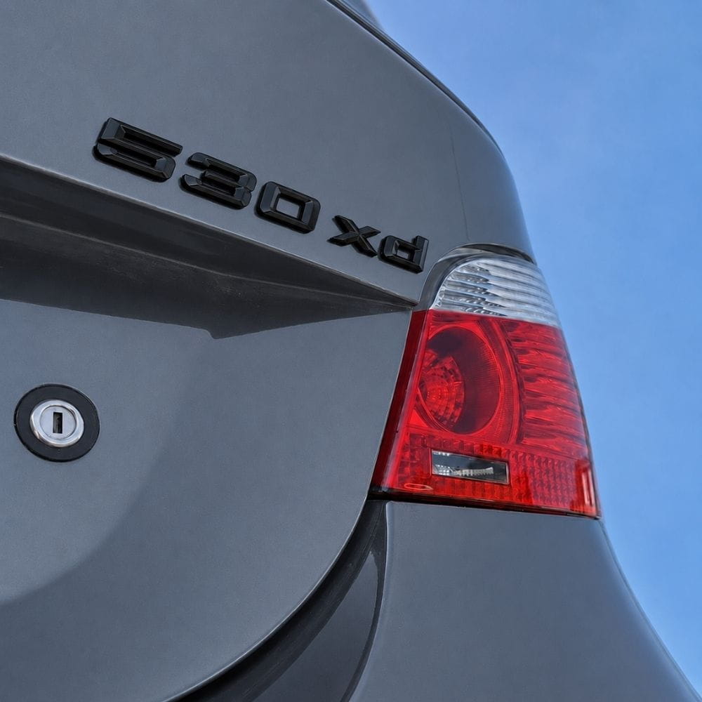 Insignia 530xd NEGRA para portón trasero de BMW E60 y E61