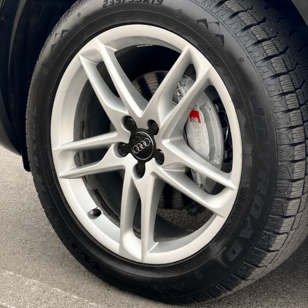 Emblema Audi 135 mm tipo estrella negro para llantas originales