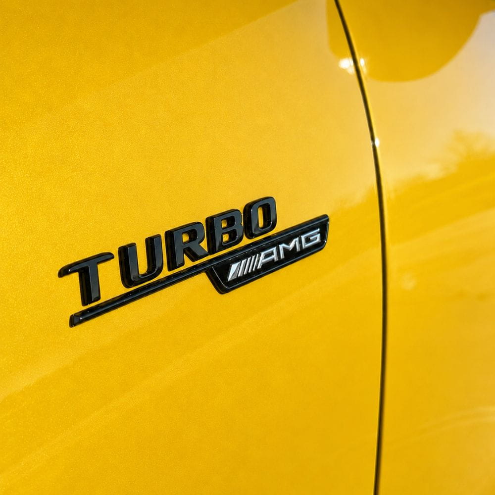 Emblema TURBO AMG para aletas laterales negro brillo con AMG cromado