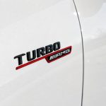 Emblema TURBO AMG para aletas laterales rojo brillo con AMG cromado