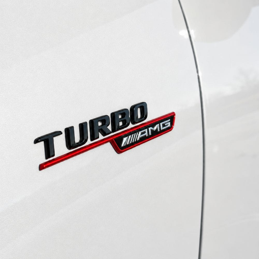 Emblema TURBO AMG para aletas laterales rojo brillo con AMG cromado