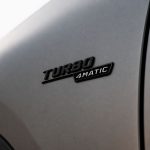 Emblema TURBO 4MATIC para aletas laterales negro brillo con AMG cromado