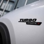 Emblema TURBO 4MATIC+ para aletas laterales negro brillo con AMG cromado