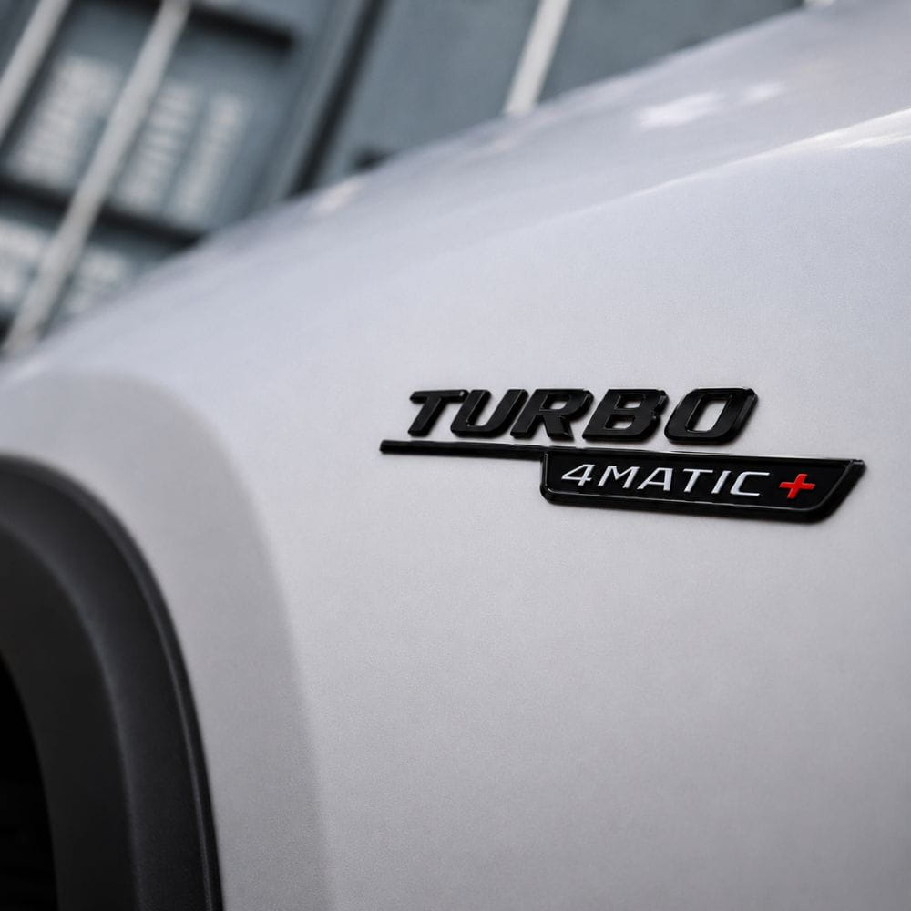 Emblema TURBO 4MATIC+ para aletas laterales negro brillo con AMG cromado