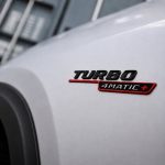 Emblema TURBO 4MATIC+ para aletas laterales rojo y negro brillo con AMG cromado