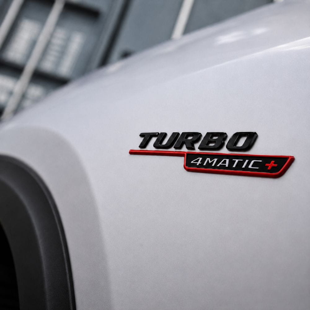 Emblema TURBO 4MATIC+ para aletas laterales rojo y negro brillo con AMG cromado