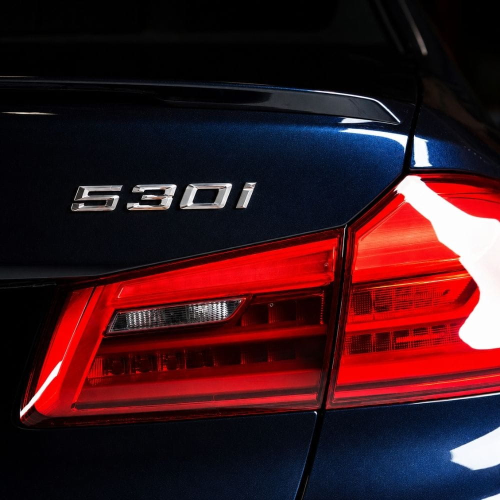 Emblema 530i plateado para portón trasero de BMW Serie 5 G30 y G31 adhesivo