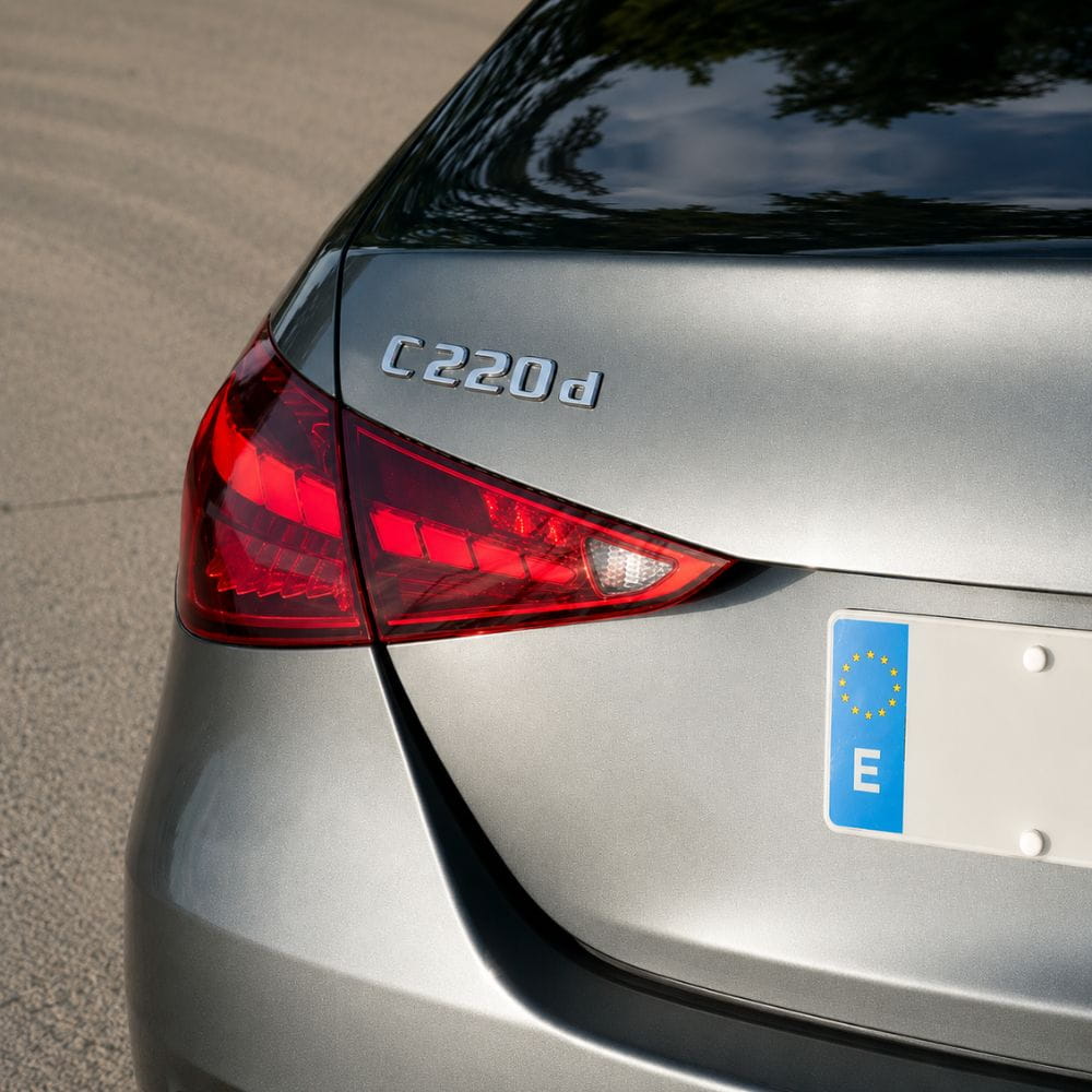 Emblema C220d color cromado para la parte trasera de Mercedes Benz Clase C C220d