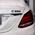 Emblema C220 color negro brillo para la parte trasera de Mercedes Benz Clase C C220