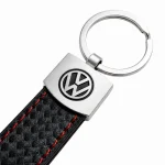 Llavero Volkswagen con acabado en cuero con patrón de fibra de carbono y costuras rojas