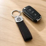 Llavero Volkswagen con acabado en cuero con patrón de fibra de carbono y costuras rojas