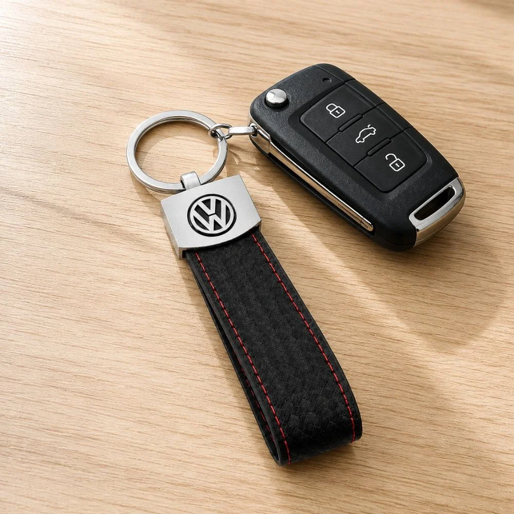 Llavero Volkswagen con acabado en cuero con patrón de fibra de carbono y costuras rojas