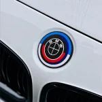 Emblema BMW 50 Aniversario negro con acabado de carbono de 82 MM