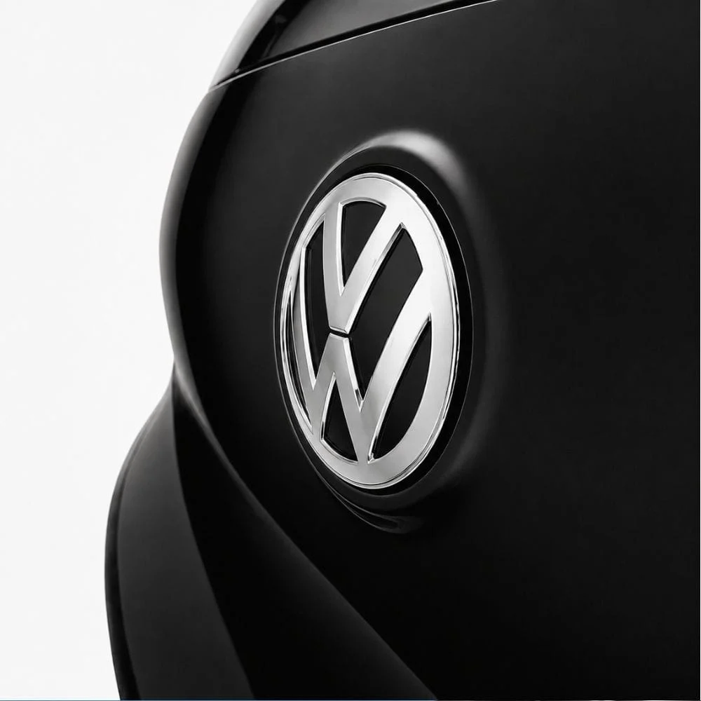Emblema Volkswagen plateado para portón trasero con pestañas compatible con Golf V, EOS, Passat B6
