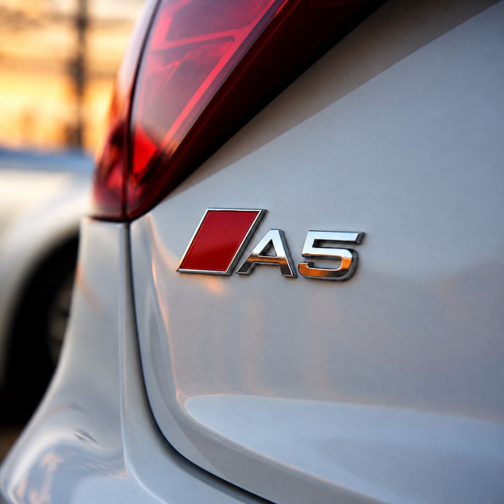 Insignia A5 cromada con recuadro rojo estilo S Line para portón trasero