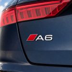 Insignia A6 cromada con recuadro rojo estilo S Line para portón trasero