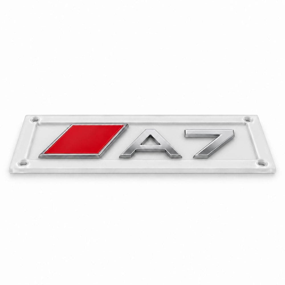 Insignia A7 cromada con recuadro rojo estilo S Line para portón trasero
