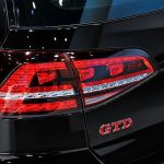 Emblema metálico GTD rojo con borde cromado para portón trasero de Golf VI y VII con relieve