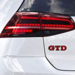 Emblema metálico GTD rojo con borde negro para portón trasero de Golf VI y VII con relieve