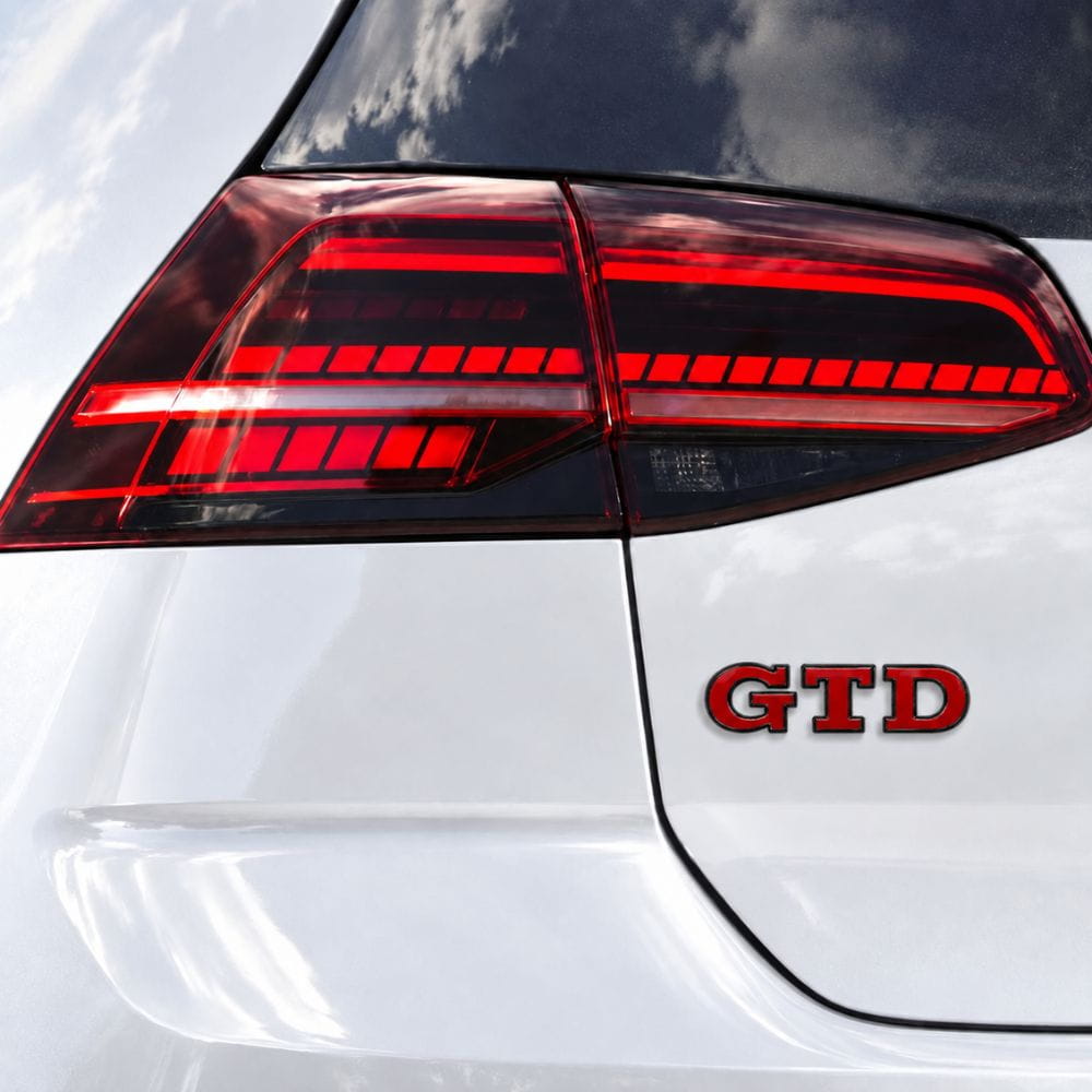 Emblema metálico GTD rojo con borde negro para portón trasero de Golf VI y VII con relieve